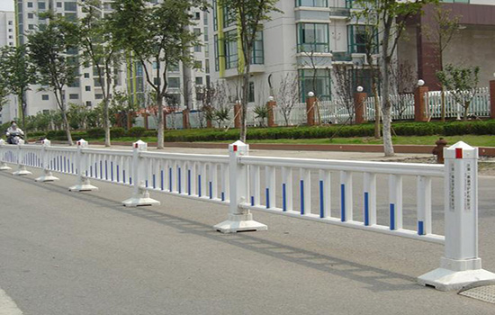 道路<a href=http://m.52zoo.com target=_blank class=infotextkey>圍欄</a>